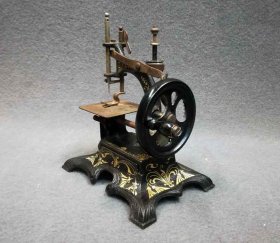 kindernaehmaschine-um-1900-jugendstil-massiv-eisen-guss-mit-ornament.2