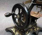 kindernaehmaschine-um-1900-jugendstil-massiv-eisen-guss-mit-ornament.7